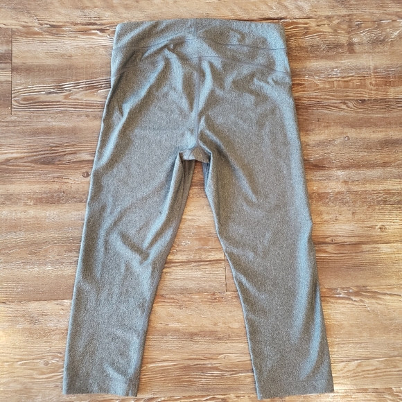 Under Armour Crop Leggings, like New - Picture 4 of 4